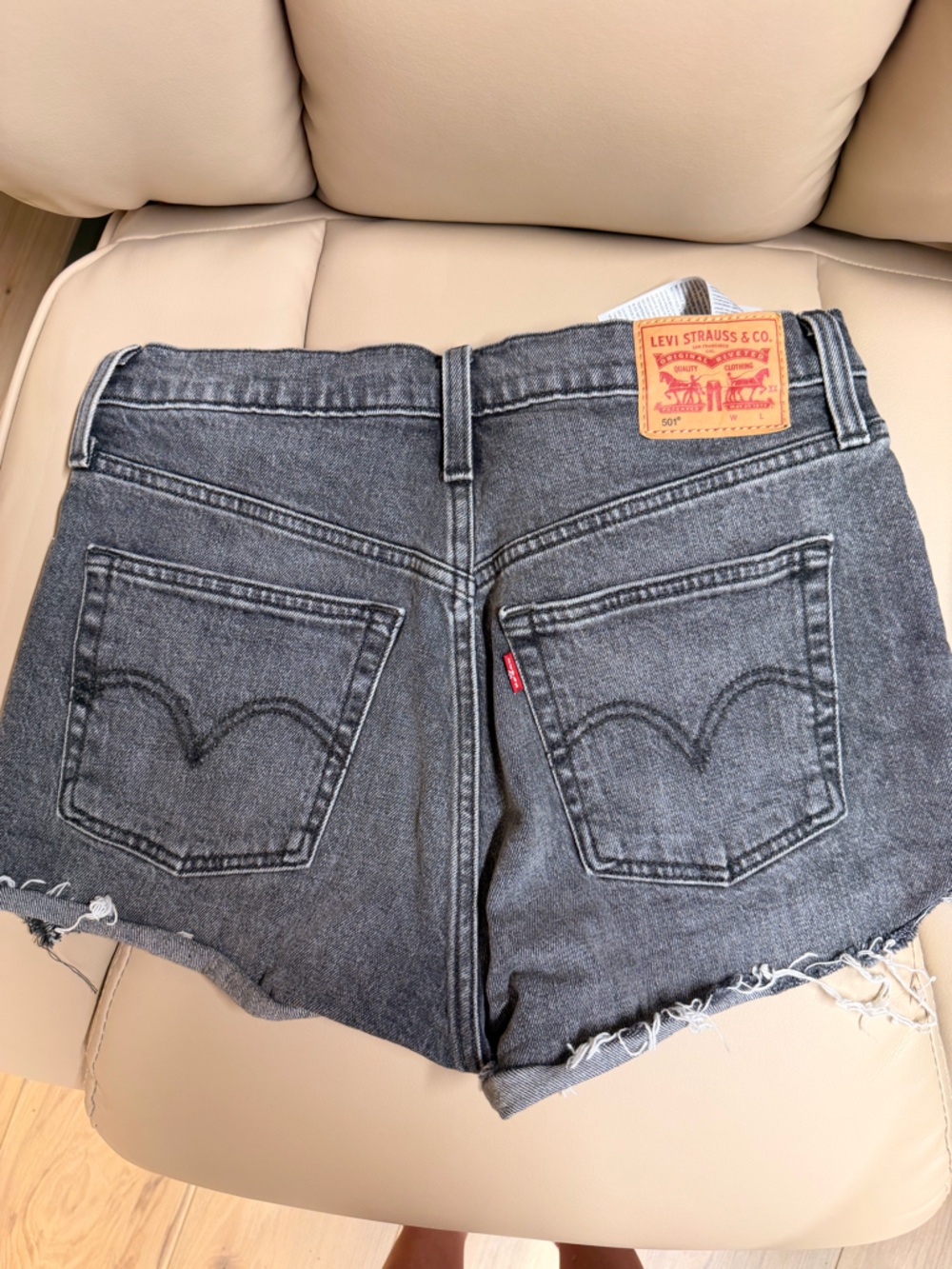 Levi’s 501 High Rise Black Denim Shorts Women Size 27 Distressed Raw Hem - Picture 3 of 3
